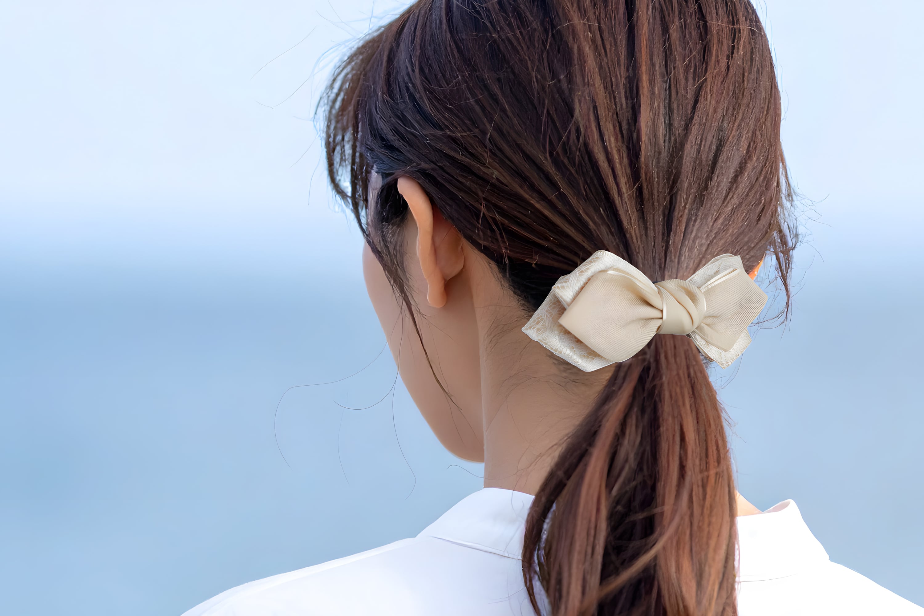 リネンとサテンのレースリボンを重ねたリーフヘアゴム（ベージュ）花柄