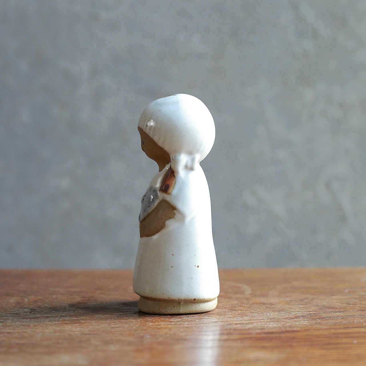 素朴な表情が愛らしい、陶器の調味料入れ 6