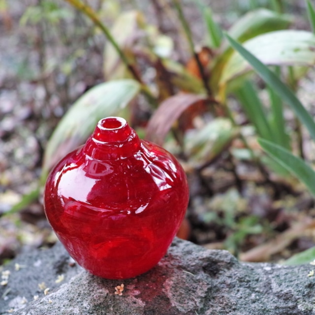 重ね巻き花瓶　赤　Absolutely Red a single flower  Vase.