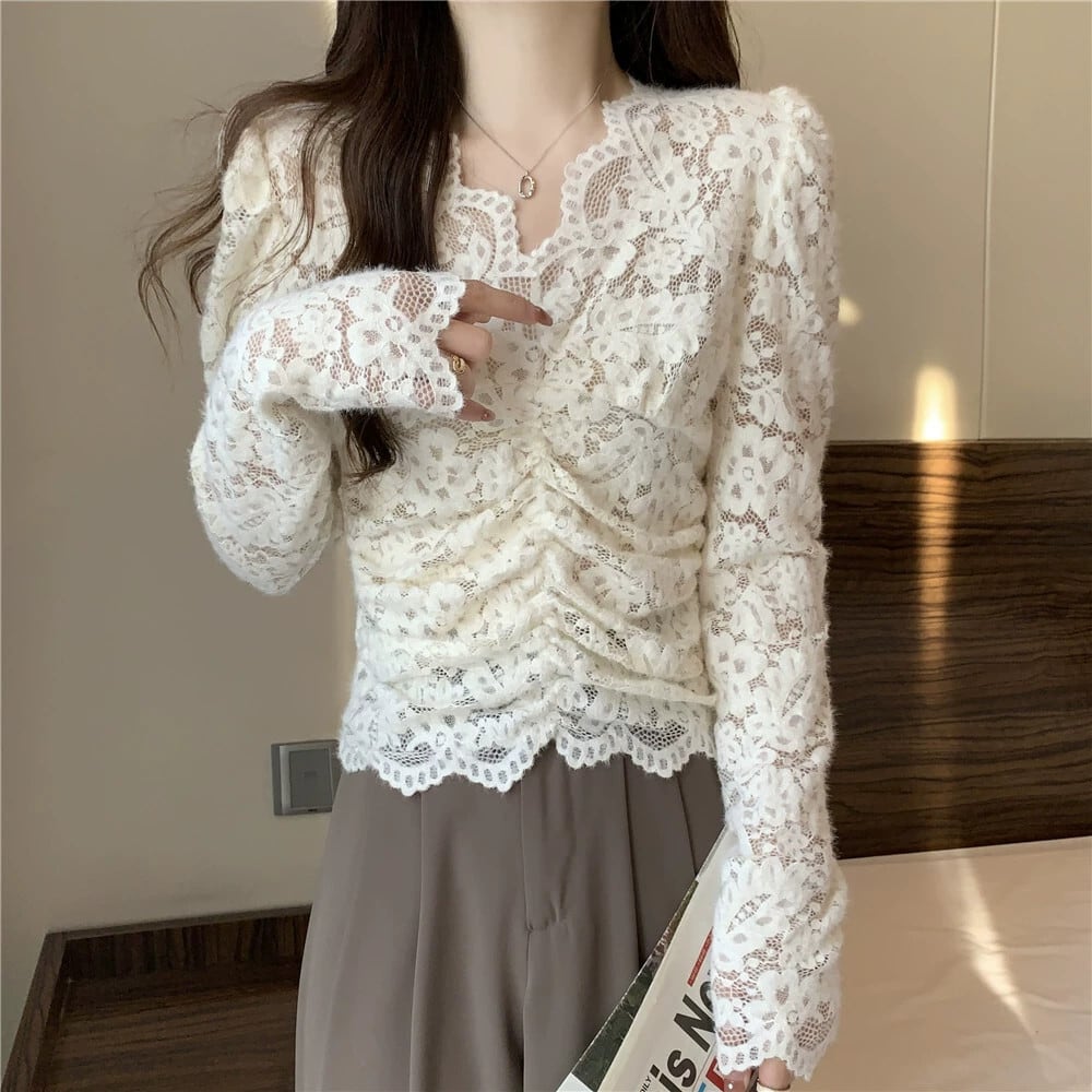 プラスサイズの女性用レース V ネック長袖レース シャツ。秋と冬の脂肪