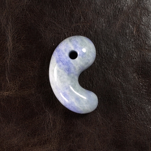 糸魚川翡翠 ラベンダー ヒスイ まがたま 勾玉  14.0g Lavender Jadeite Magatama 