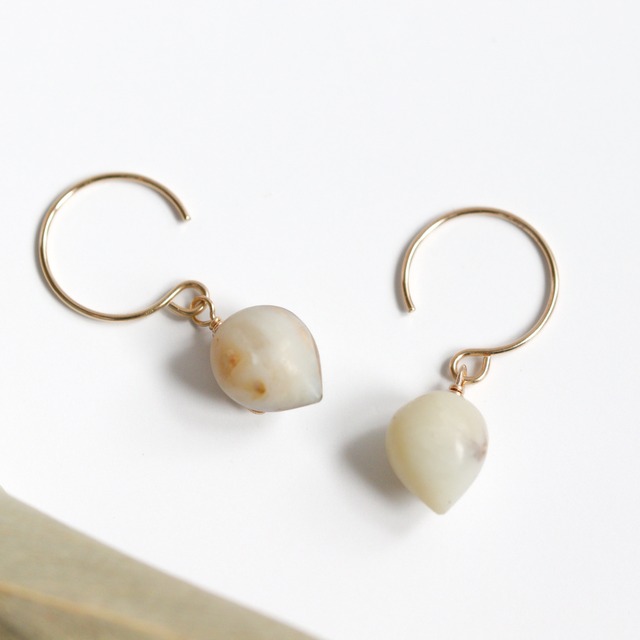 14kgf｜やわらかな質感を楽しむ｜オパールのピアス：A