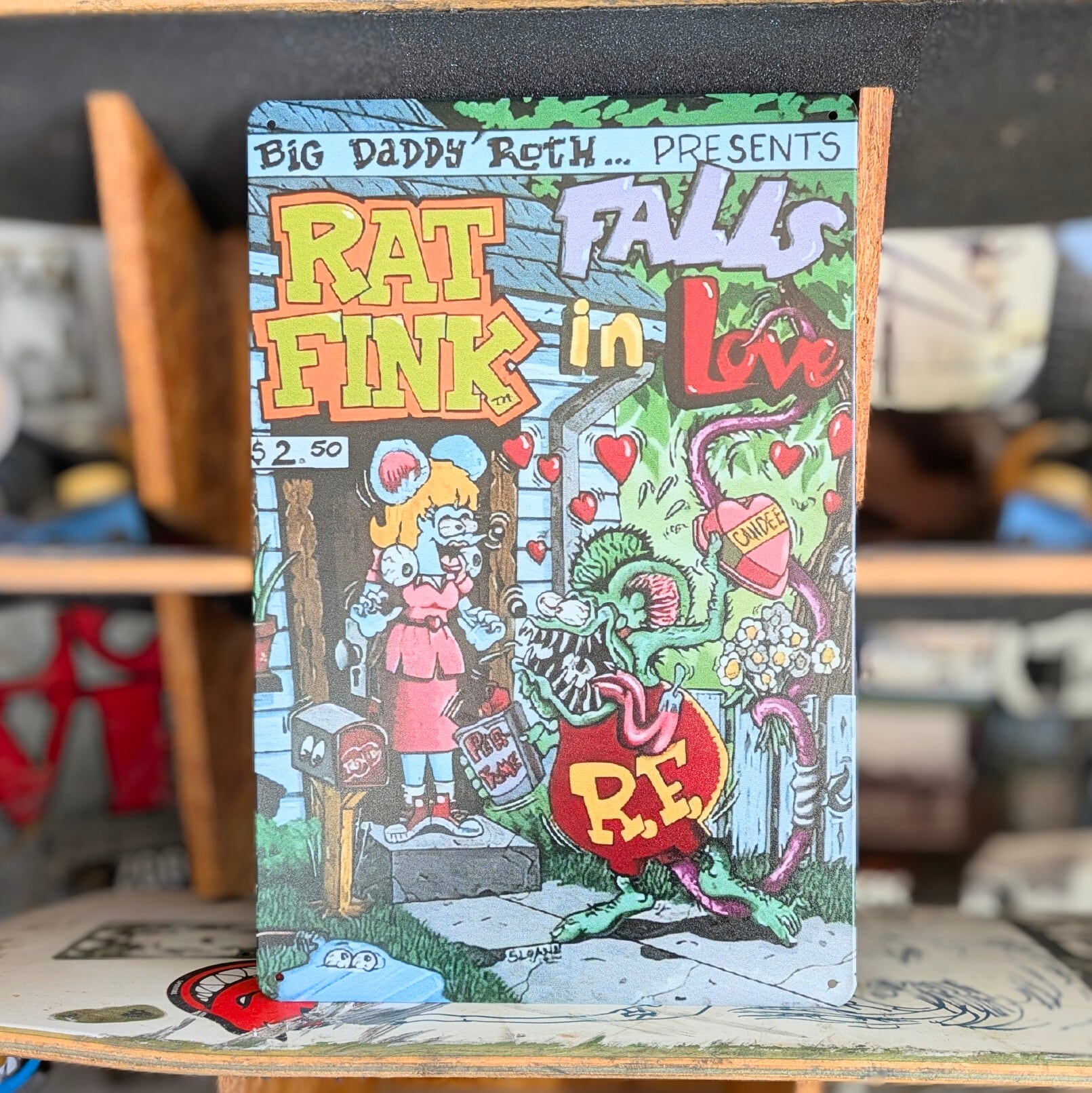 送料無料！ちょうどいいブリキ看板 【 RAT FINK ( ラットフィンク ) 】 『 FALLS in LOVE 』METAL SIGN / メタルサイン / ブリキ看板 / サインボード / ビンテージ加工〚アメリカン雑貨 アメトイ〛