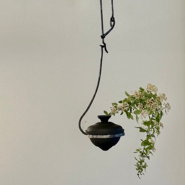 鉄製】丸形　玉形　吊り花入れ　掛け花入れ　花瓶　吊り香炉　インテリア　オブジェ 丸利玉樹利喜蔵商店 TAMAKI フラワーベース アヤ ロング LL