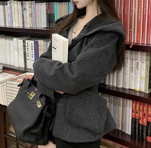 大きめポケット フード付き ウールコート ジャケット レディース トップス コート アウター 上着 羽織 ミディアム 長袖 フード ポケット 前開き ボタン 大きめポケット ウール かわいい 大人可愛い きれいめ シンプル カジュアル 上品 おしゃれ こなれ感 無地 春 秋 冬 ママ 通勤 学生 学校 通学 デート お出かけ 旅行 公園 女子会 休日 ショッピング 重ね着 暖かい 防寒 体型カバー 普段使い 着回し レイヤード S M L カーボンブラック