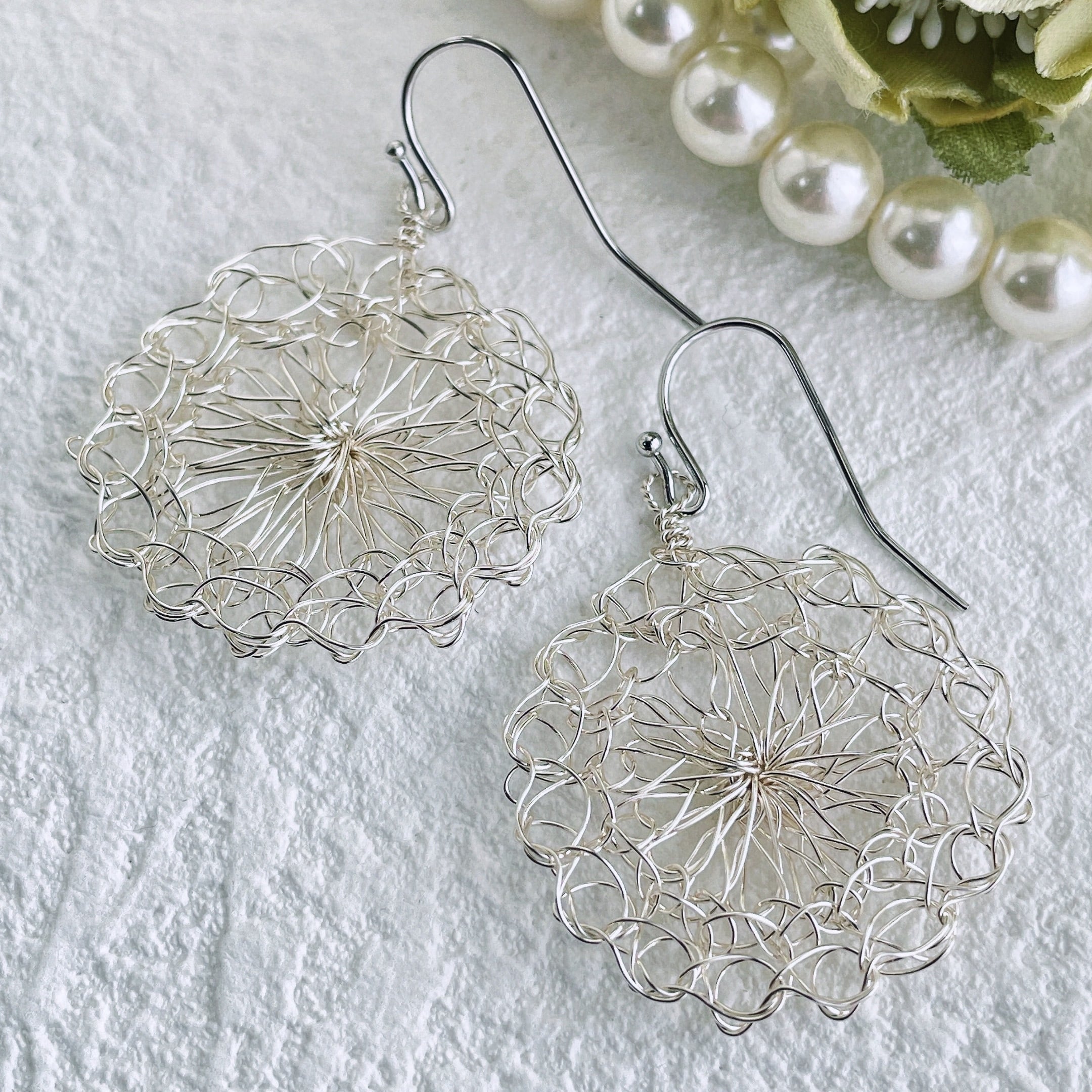 キット】ワイヤーレースモチーフのピアス | 編み物キットーhandscafe