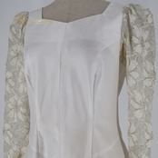 フラダンス 衣装 ワンピース ドレス アロハスタンダード ホワイト系 ALOHA STANDARDS 日本製 長袖 レース キラキラ ワンカラー 上品 高級感 かわいい 綺麗 大人 光沢感 ハワイアン アロハ フラ ダンス レッスン 練習 フォーマル