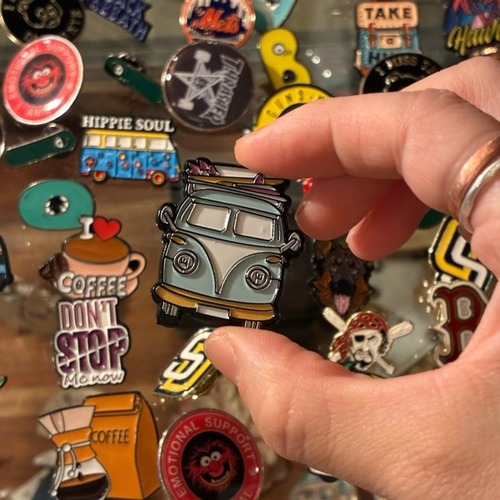 TOPANGA Jewelry Pin Brooch  Wagon bus　ピンブローチ　ワゴンバス　ジャケット　キャップ　プレゼント　プチギフト　バス　ワゴン　ブルー　SUV　アウトドア　キャンプ　サーフィン