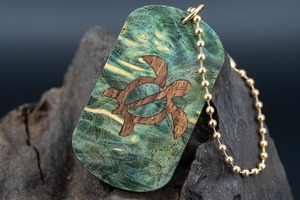 【カナダの象徴】ハードメープル スタビライズウッド ドッグタグ 象嵌 浅瀬で泳ぐウミガメ