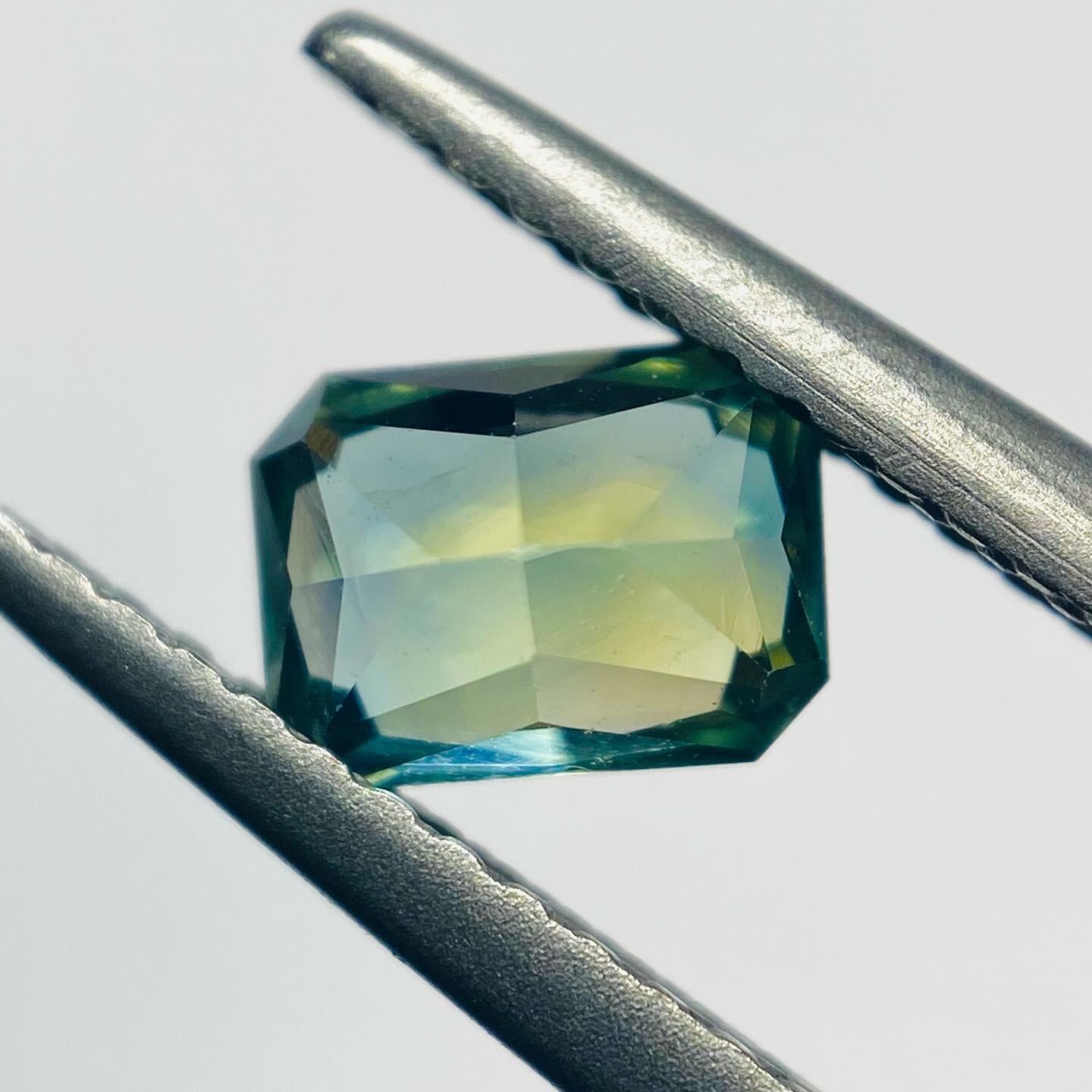 爽やかな癒し系 バイカラーサファイア