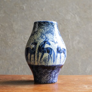 草原で馬が寄り添う、陶器のフラワーベース