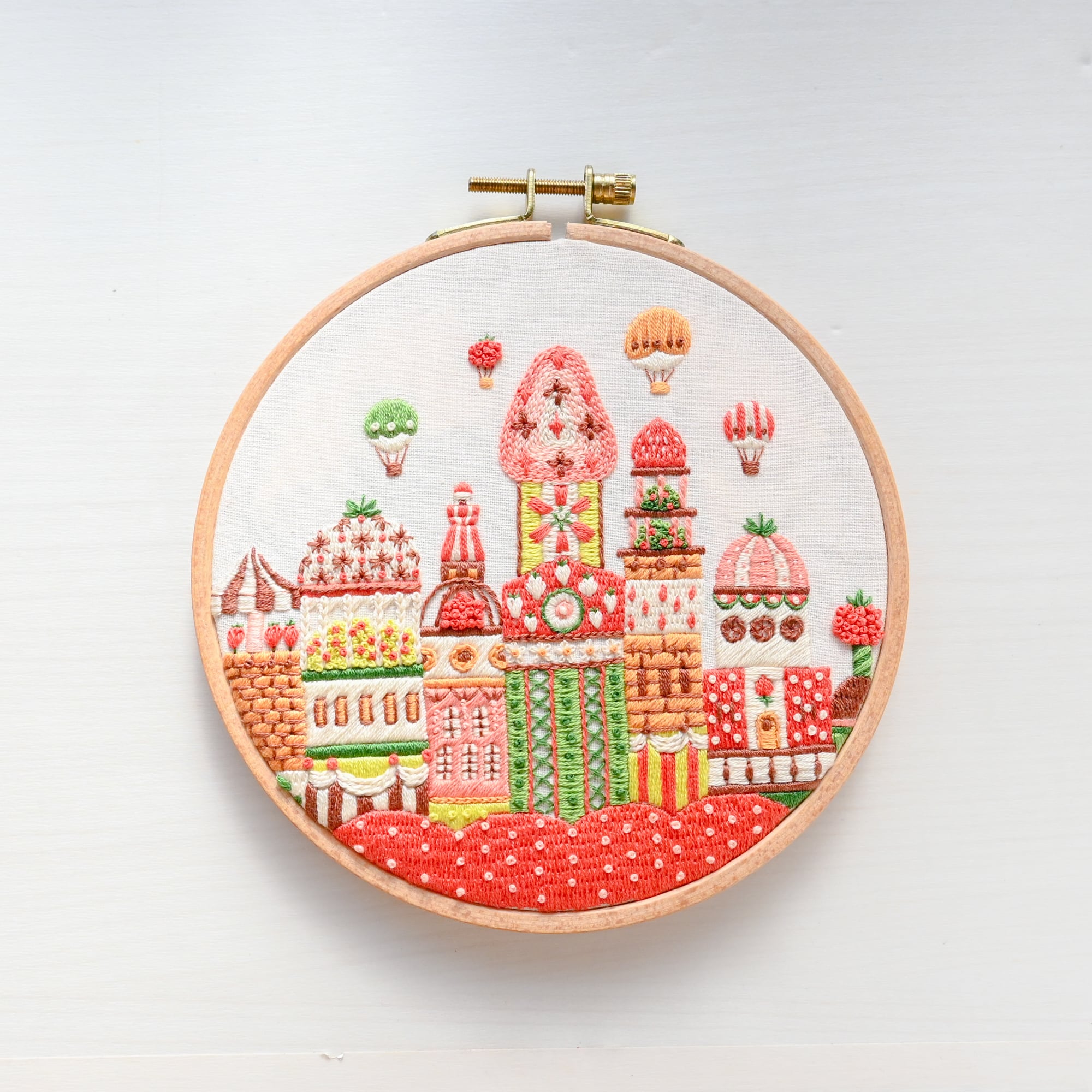 【新作】刺繍キット「ストロベリーガーデンシティ」《空想街雑貨店》