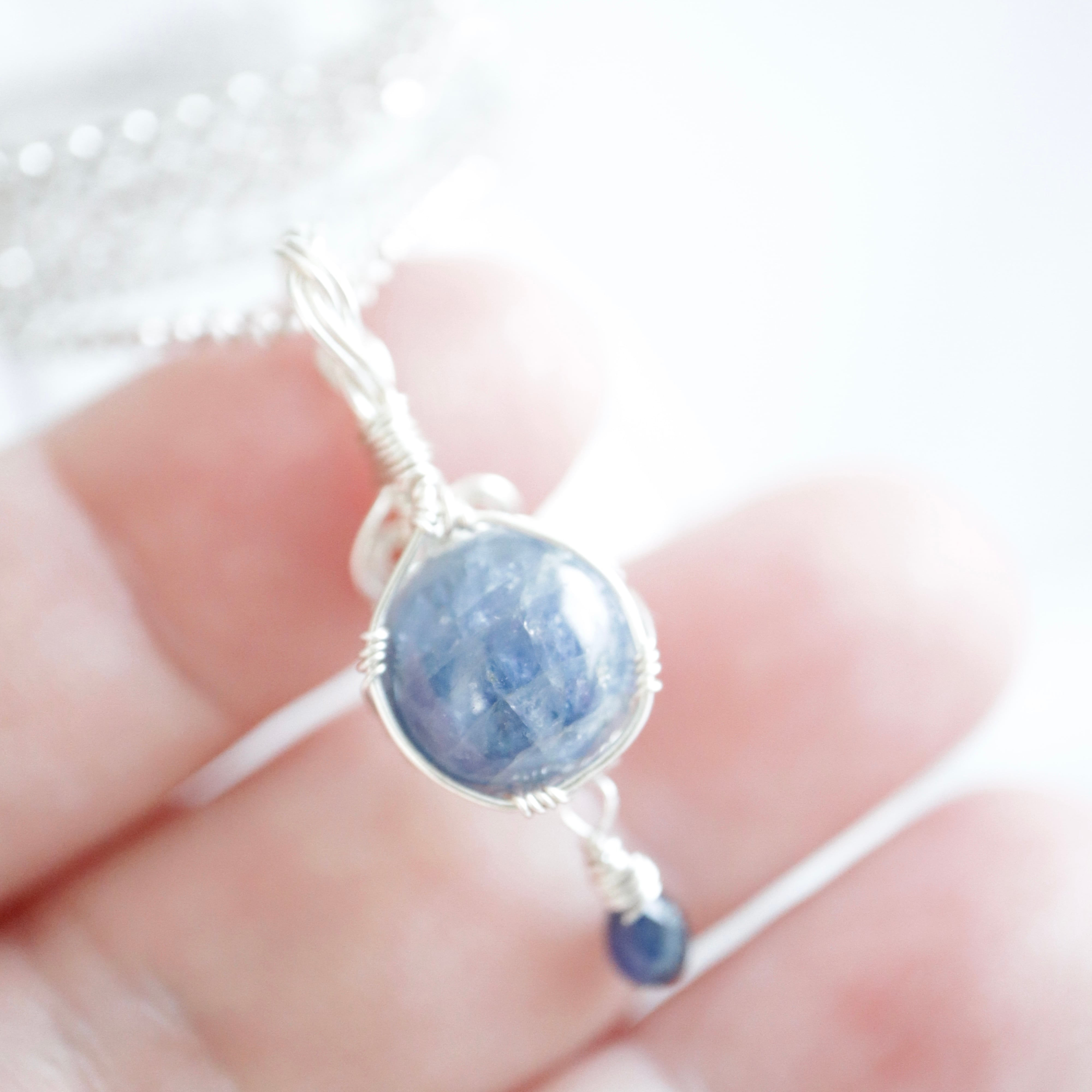 1点物 9月誕生石 ブルーサファイア ワイヤーラッピング ペンダント