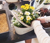 季節のお花を使ったリース型寄せ植え