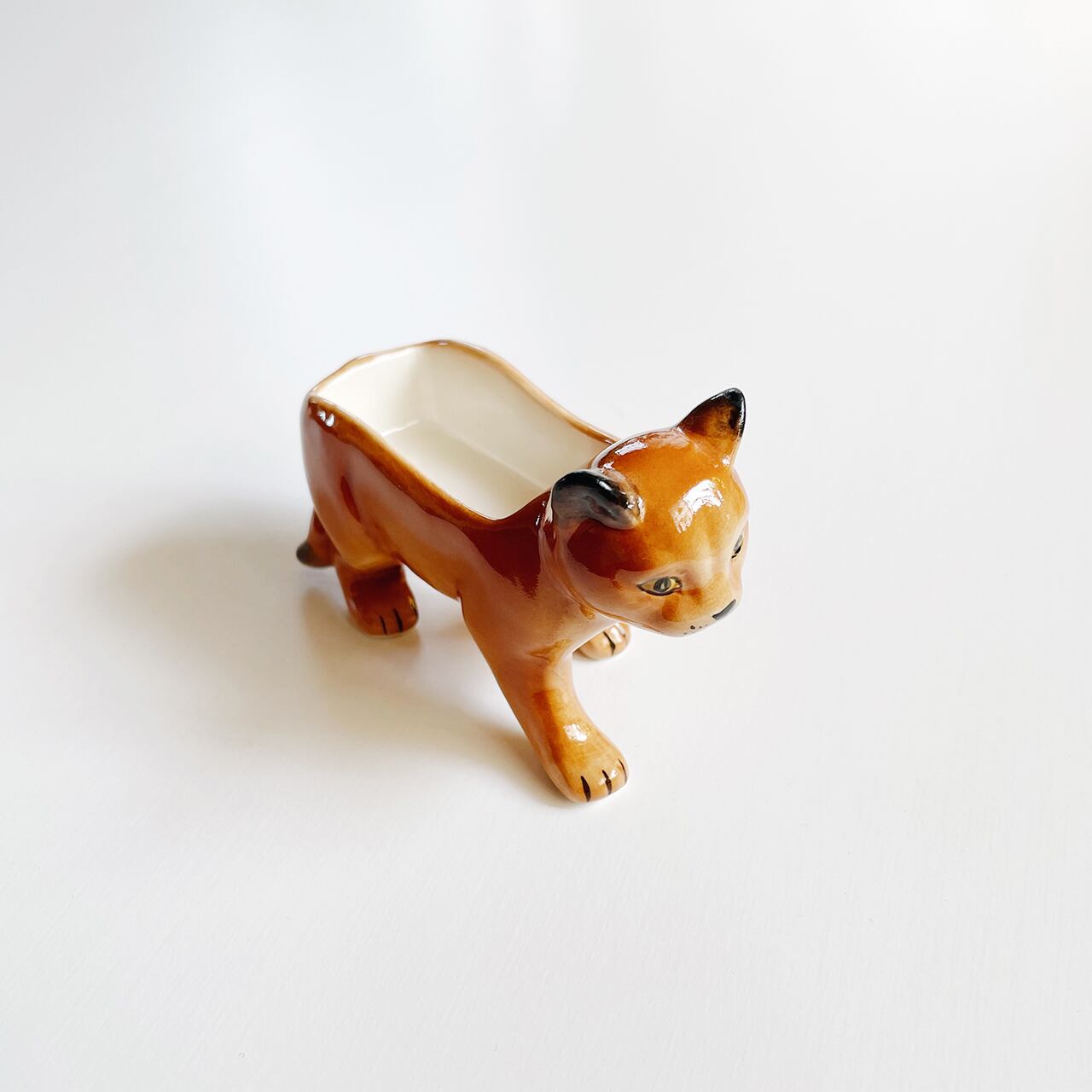 Animal accessory tray (cat)