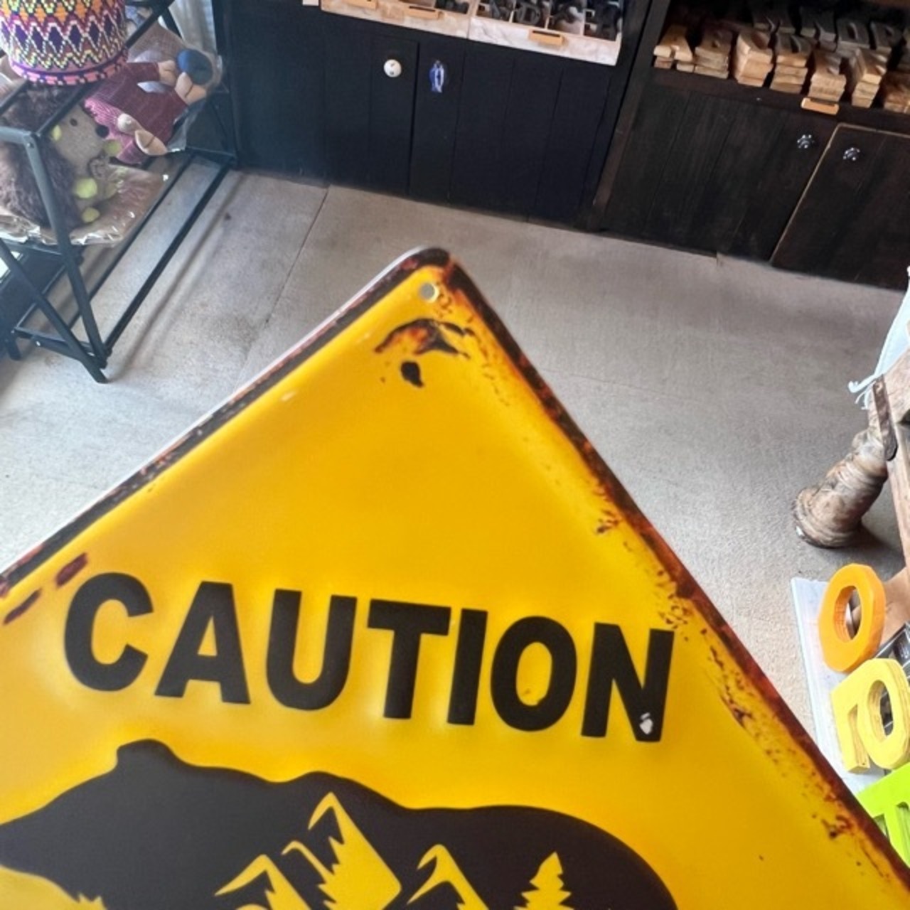 American Classic Embossed Tin Sign　 CAUTION BEAR IN AREA　アメリカンクラシックエンボスサインプレート　この付近にクマが出没します　クマ　bear　くま　熊　サインプレート