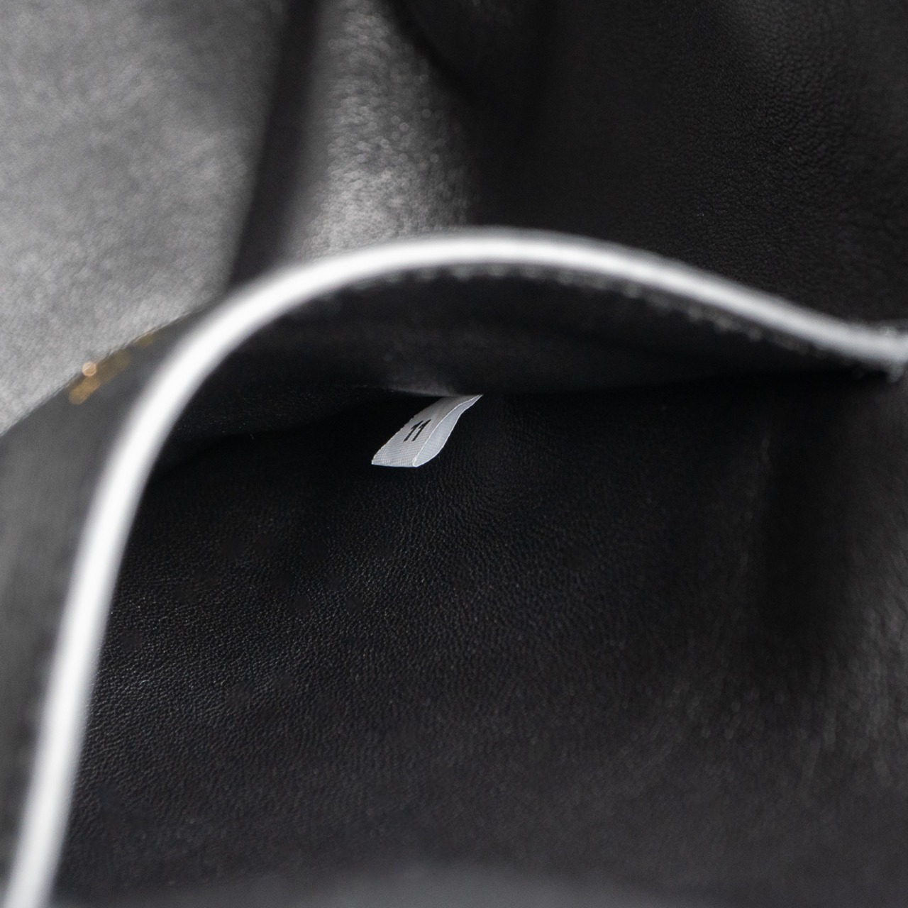 プラダ バックル スタッズベルト付 レザー バケットバッグ ブラック レザー AW25