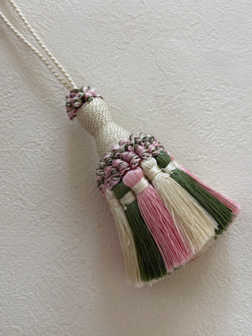 輸入デザイン キータッセル 10.5cm グリーン×ピンク×アイボリー  カルトナージュ インテリア チャーム フランス デコレーション材