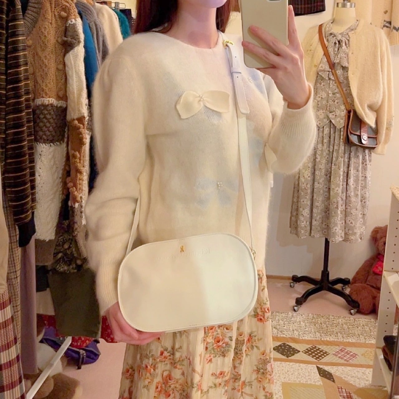 Roberta / white ellipse shoulder bag