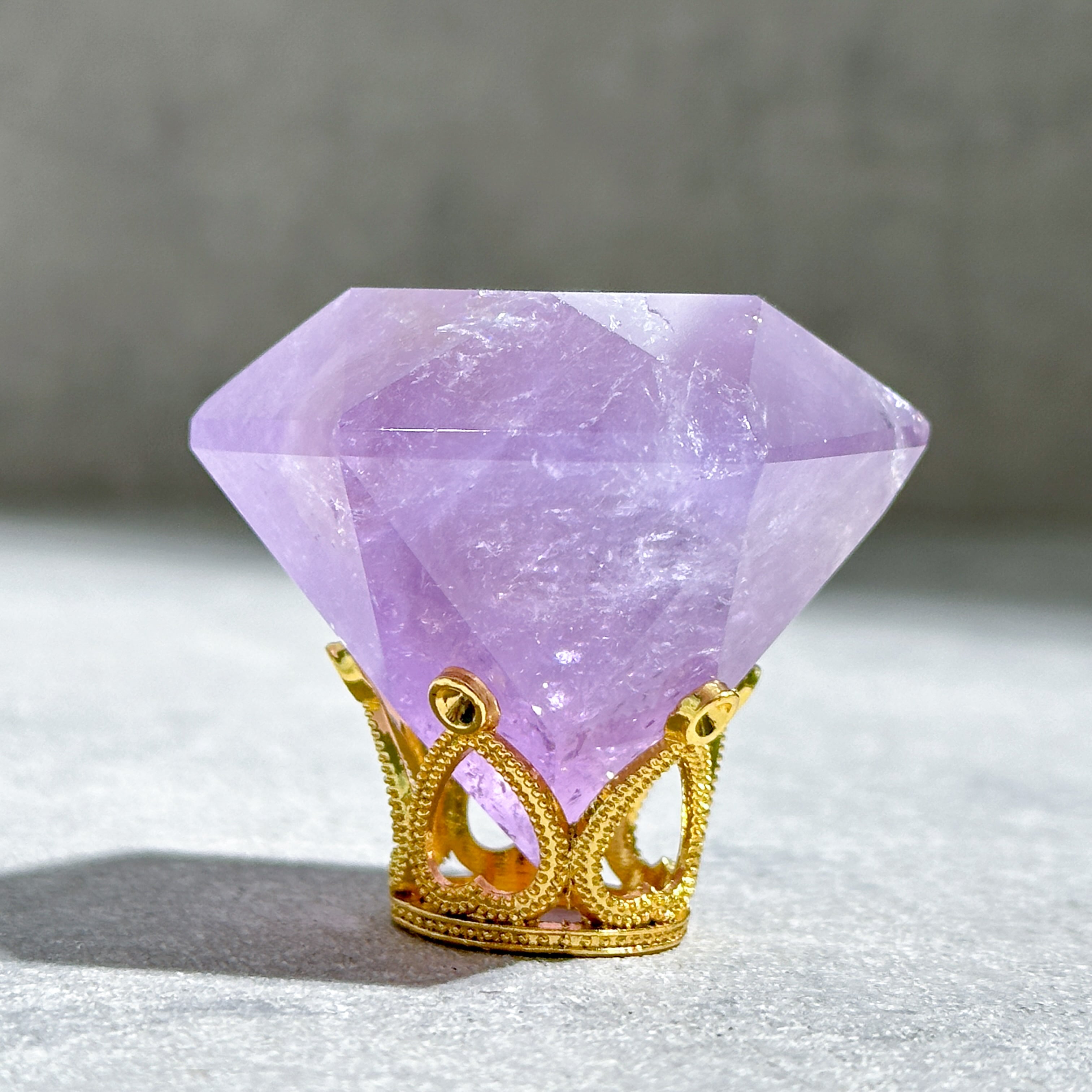 【天然石】希少　虹入り　ファントムアメシスト　ダイヤカット 置物