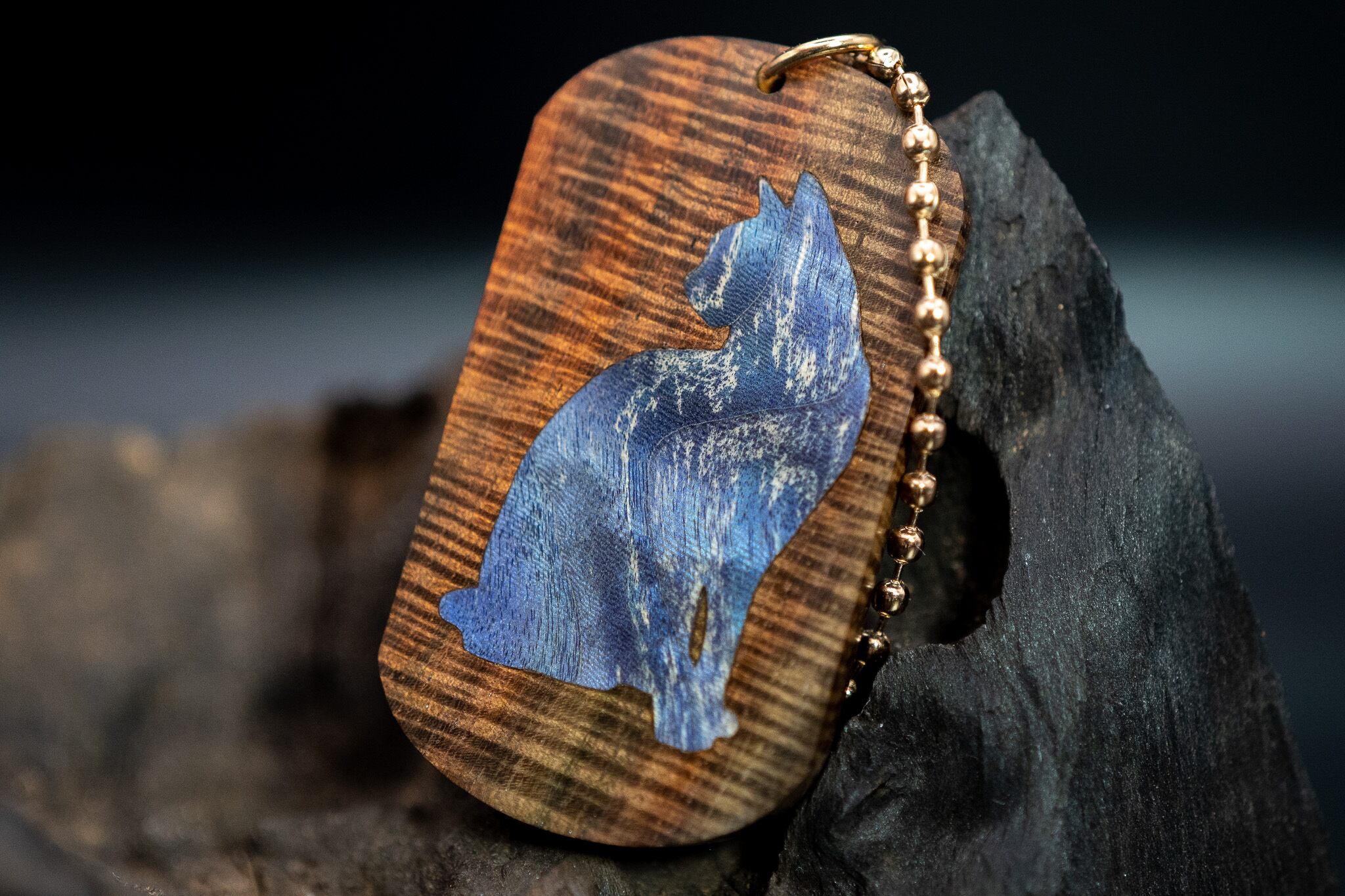 【21世紀最高峰の材】サイアミーズローズウッド マイクロカーリー ドッグタグ象嵌 優雅に座る猫