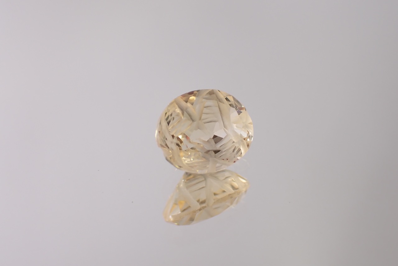 シトリン(裏彫り彫刻カット)　2.33ct　[C7‐681]
