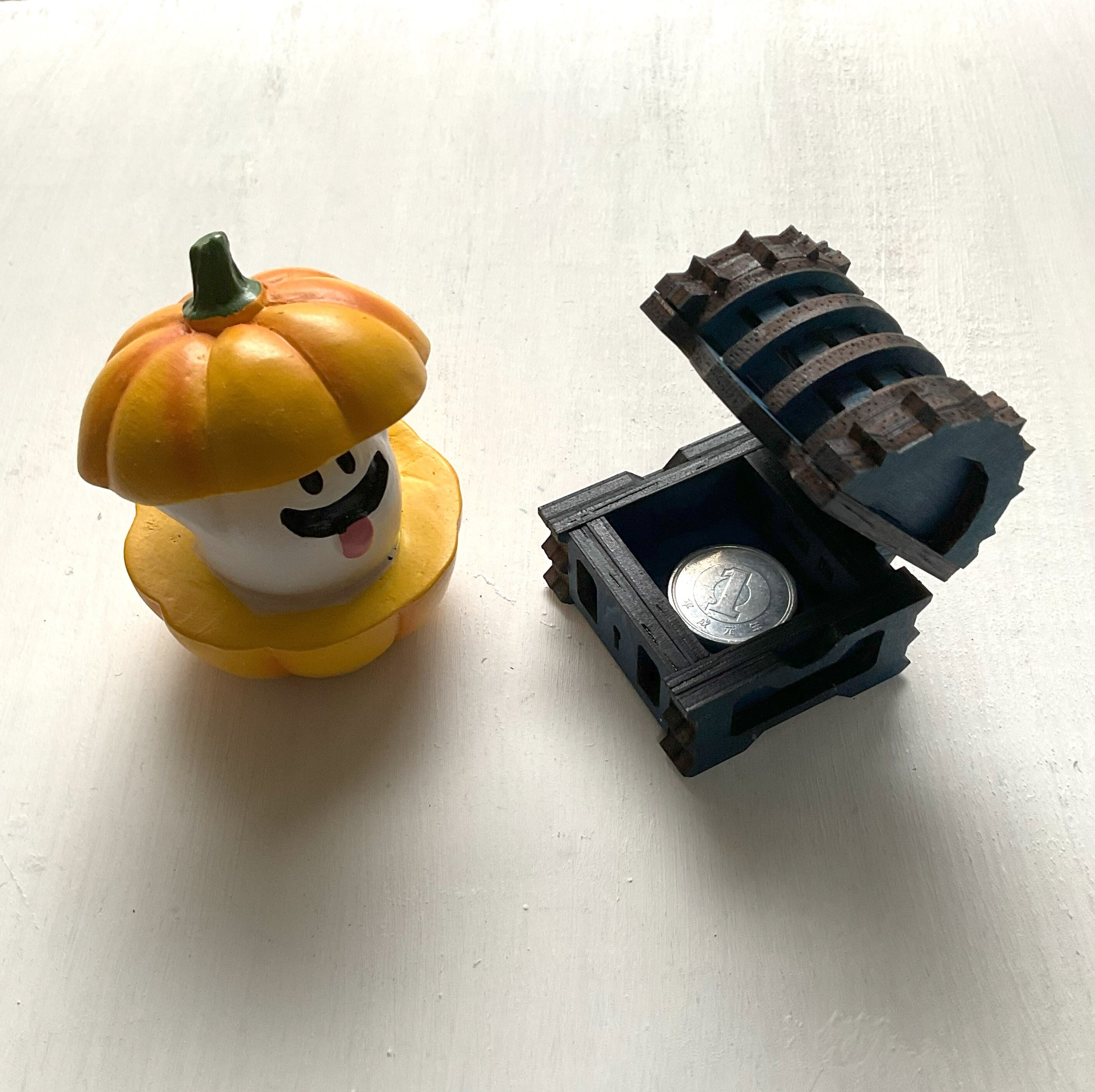 木製ミニチュア】蒼き魔法の宝箱【フィギュア撮影用/ドールハウス用