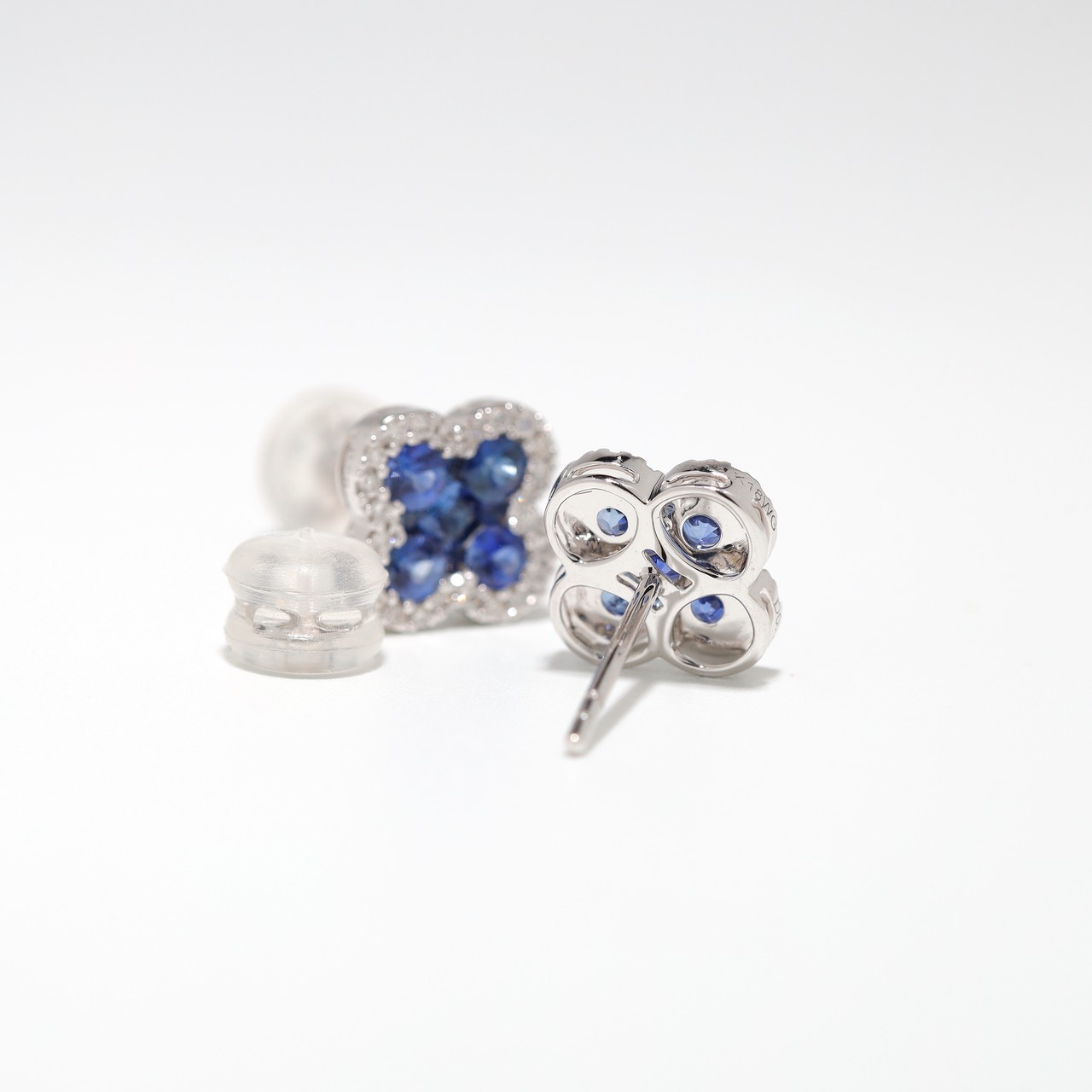ミステリーセッティング サファイア ピアス K18(WG) / 1.120ct / DA 0.210ct