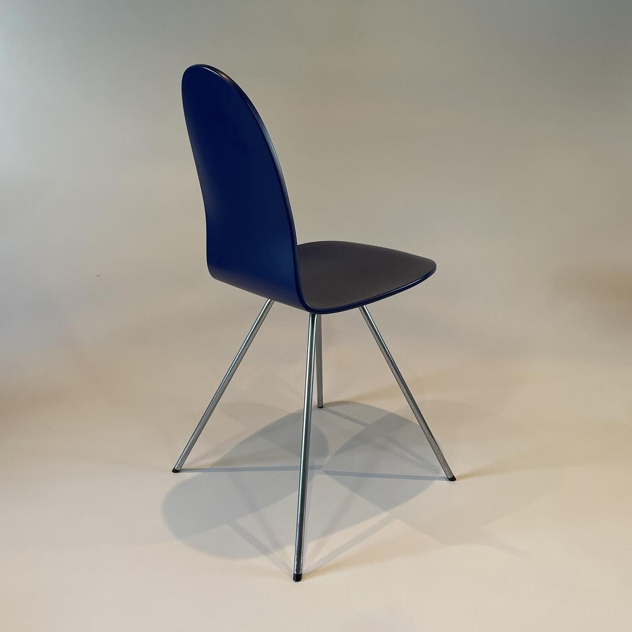 Tongue chair by Arne Jacobsen | KOHSEKI