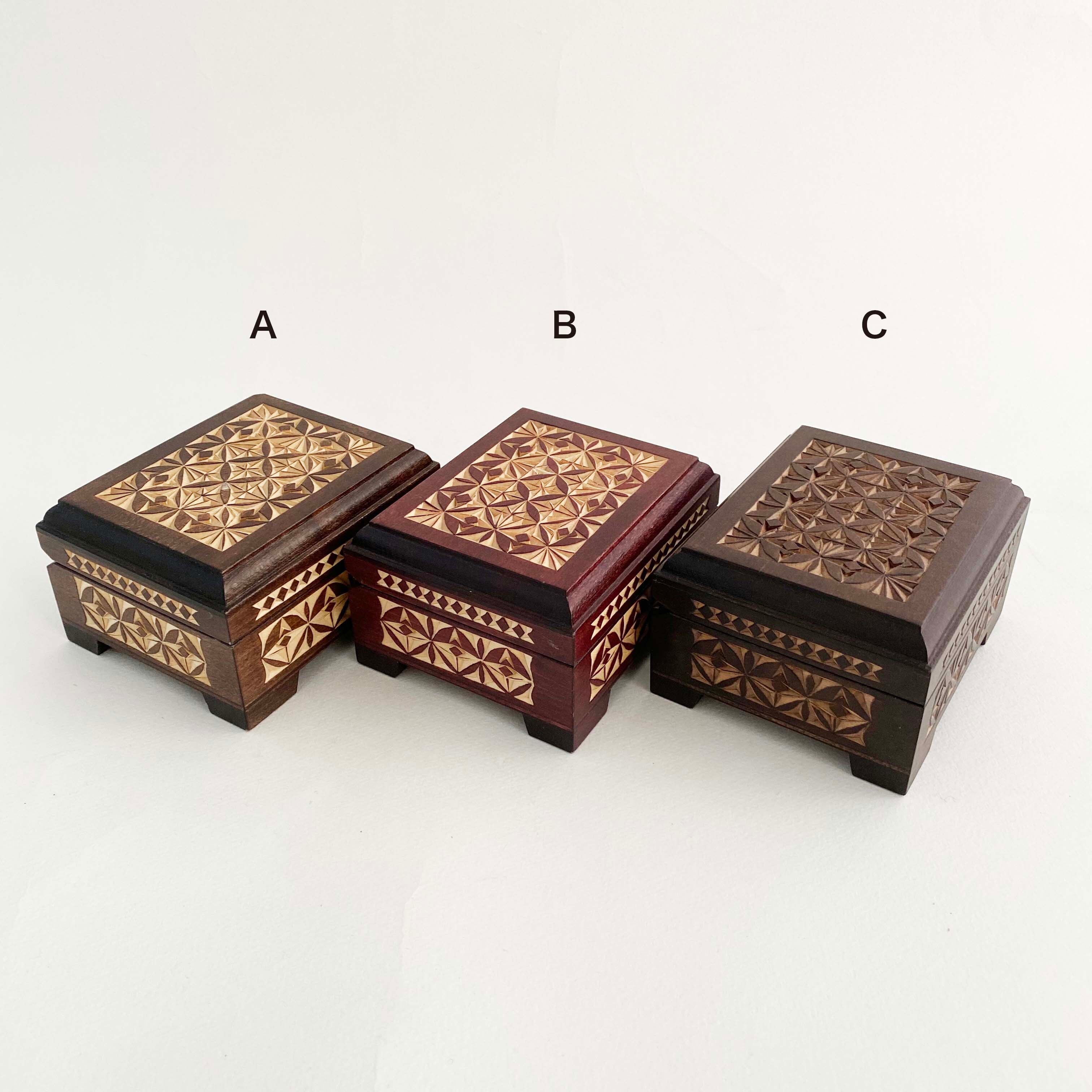 木彫りの箱  つづら箱 キーロフの木彫ひみつ箱（小） | kokeshka