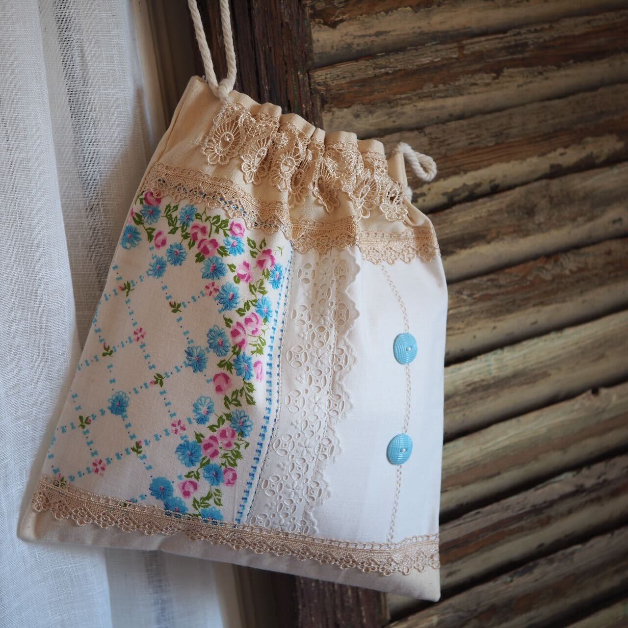 アンティークリネンのリメイク巾着ポーチ  ブルーの花柄