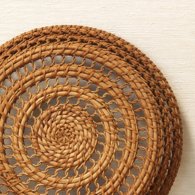 編みかごのラウンドトレイ
