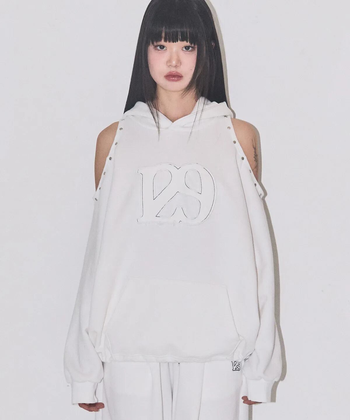 ☆ILLIT ミンジュ 着用！！【ILLIGO】129 CUTOUT OVERFIT HOODIE