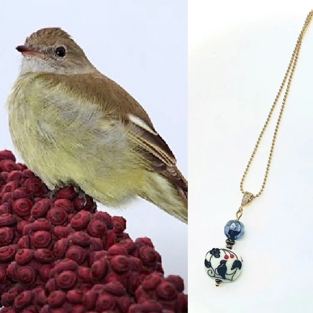 鳥と赤い実ネックレス