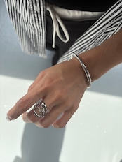 sleek wave bangle