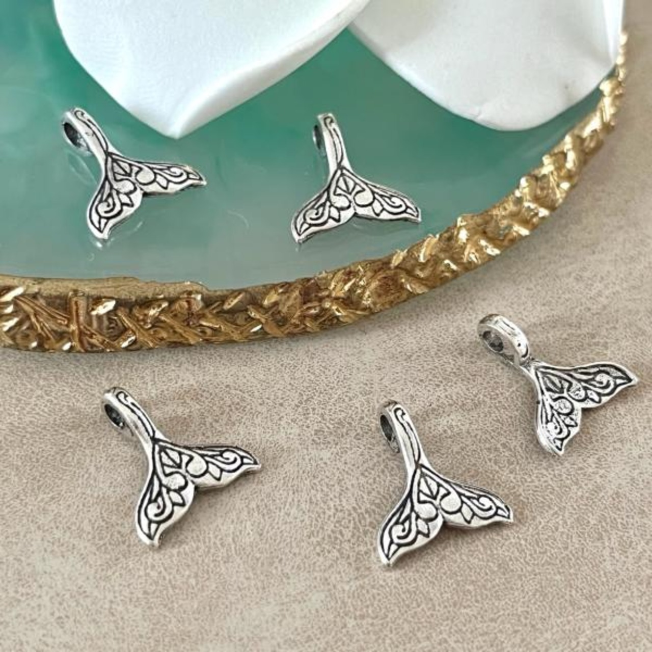 【2個】ホエールテール彫りデザインチャーム