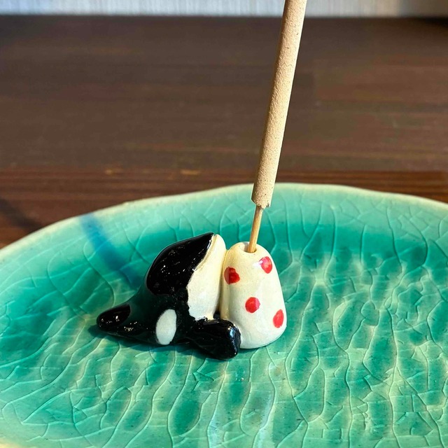海から顔を出すシャチのお香立て