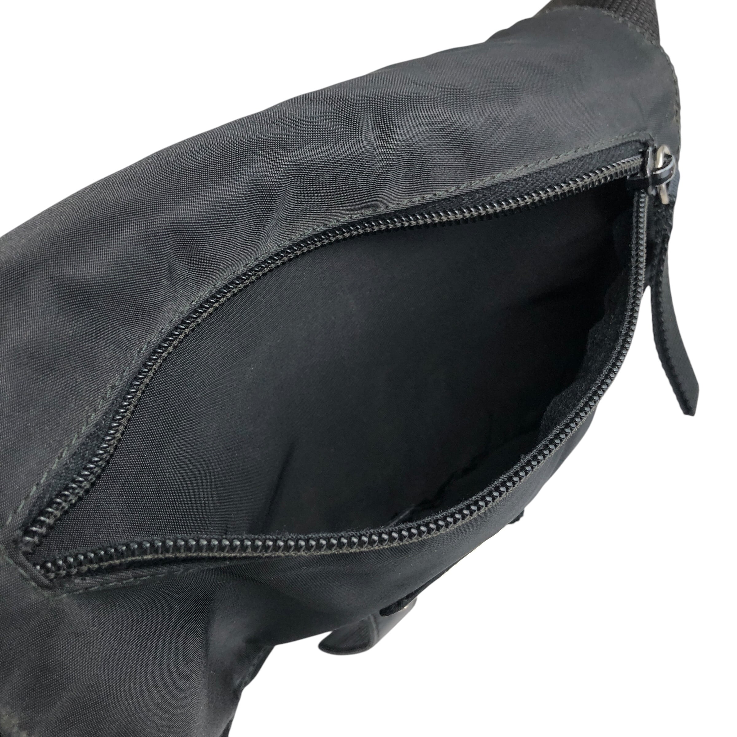 PRADA プラダ ショルダーバッグ ブラック トライアングルロゴ フロント