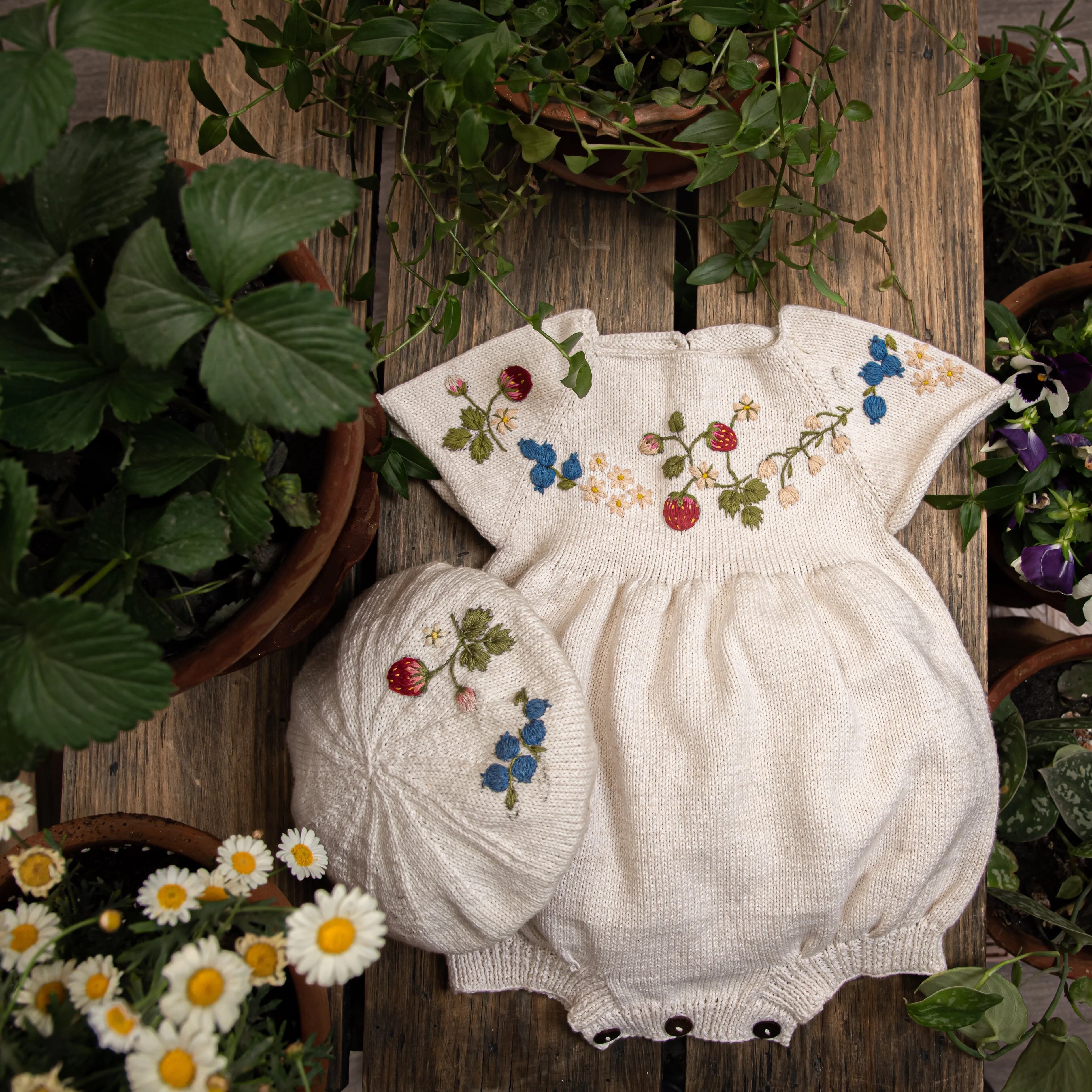 新着商品 Shirley 花刺繍ロンパース18-24m Bredal ワンピース