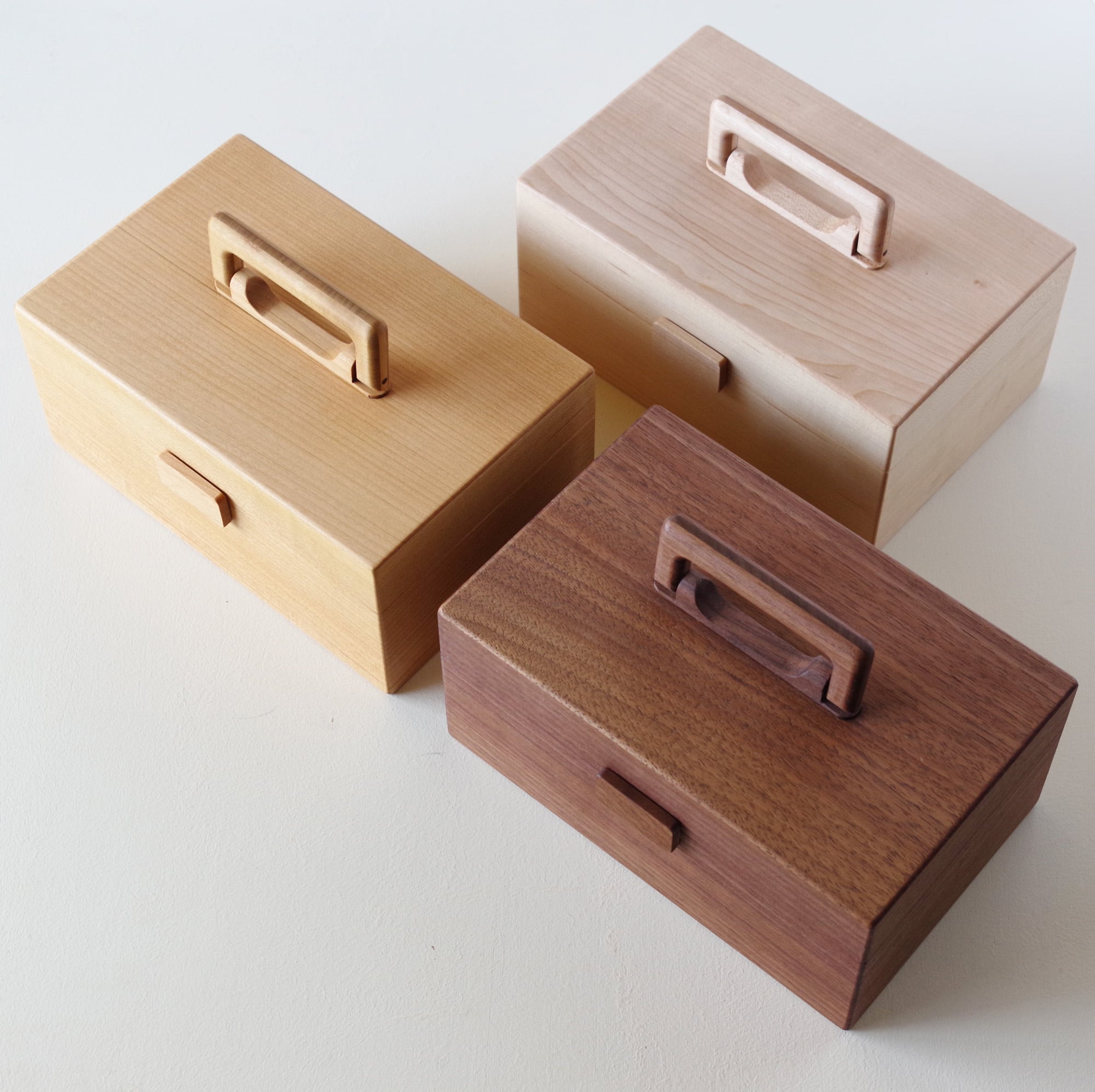 留具や蝶番も木製の「手さげ木箱」/ Wooden box with handles | 丹野製作所