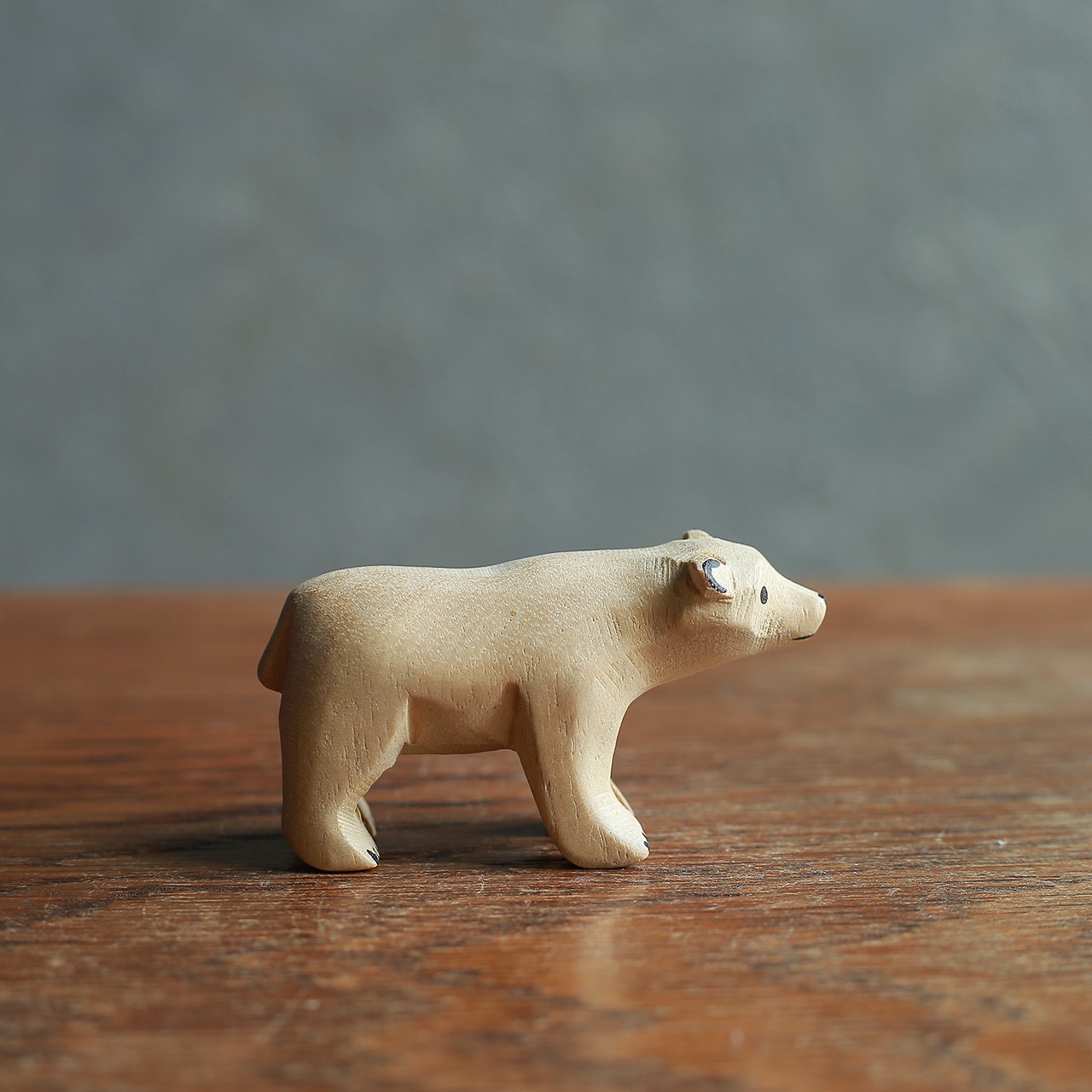 ちょこんと見つめる、小さなクマ（親）