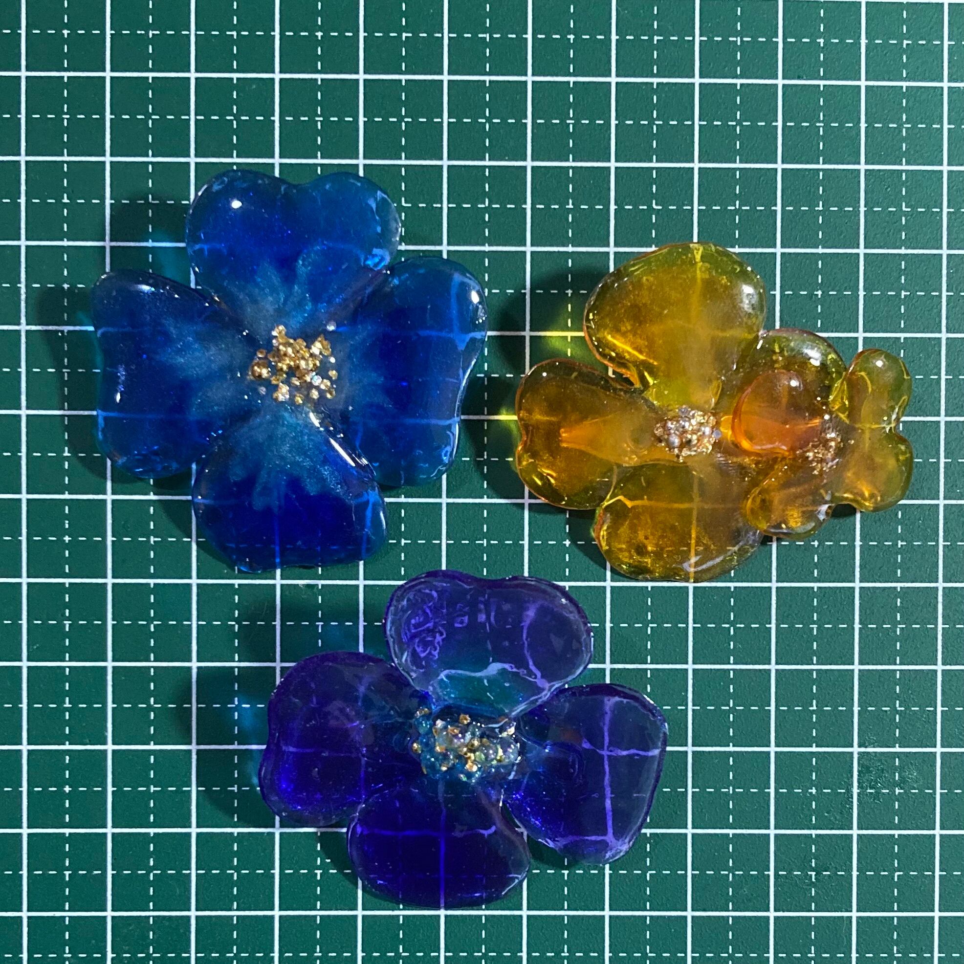 花のブローチ 花びらレジンを4枚集めたアクセサリー | のっこんりとうっど