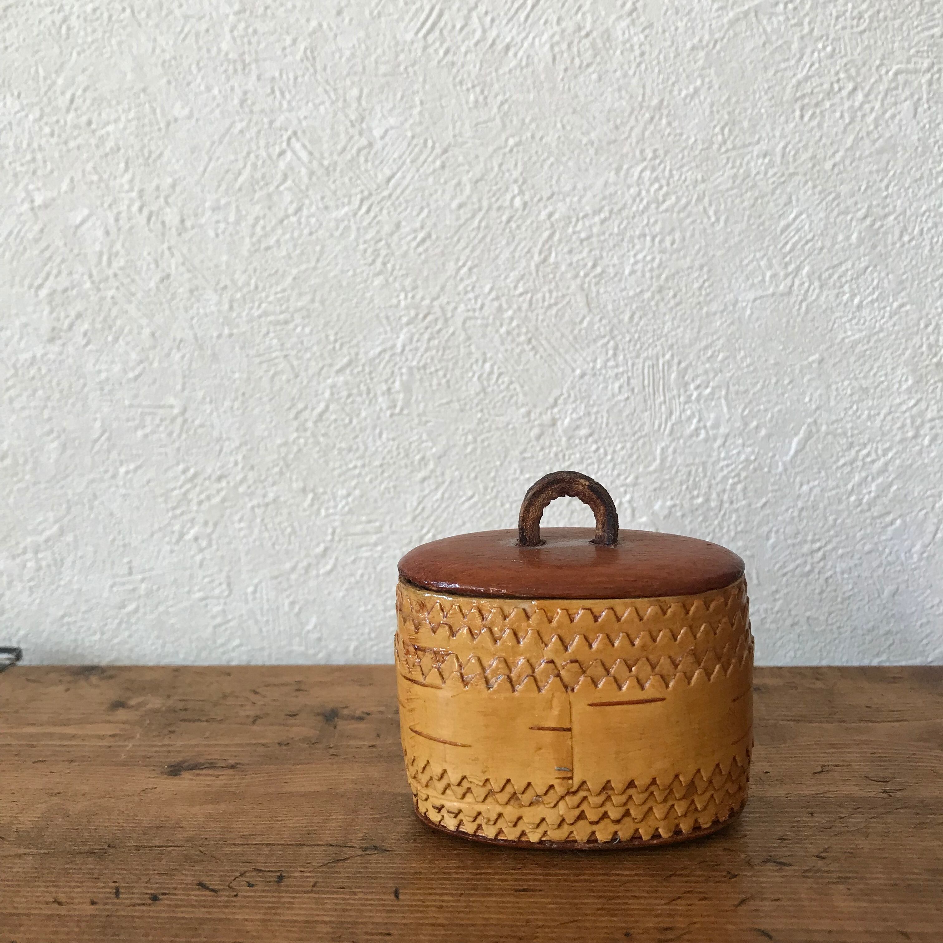 白樺の樹皮のいれもの