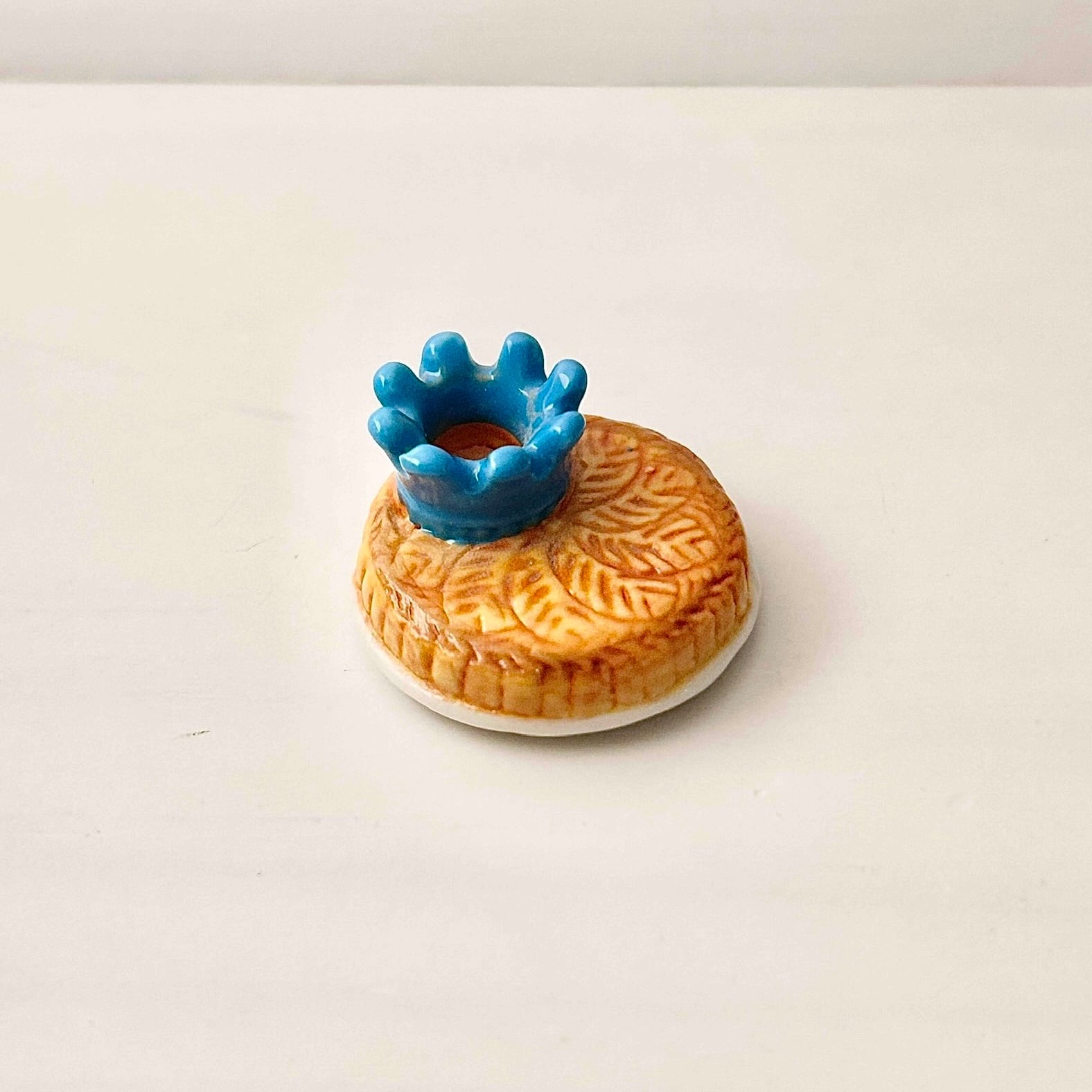 王冠のガレット・デ・ロワ フェーブ フェーヴ フランス製 ミニチュア