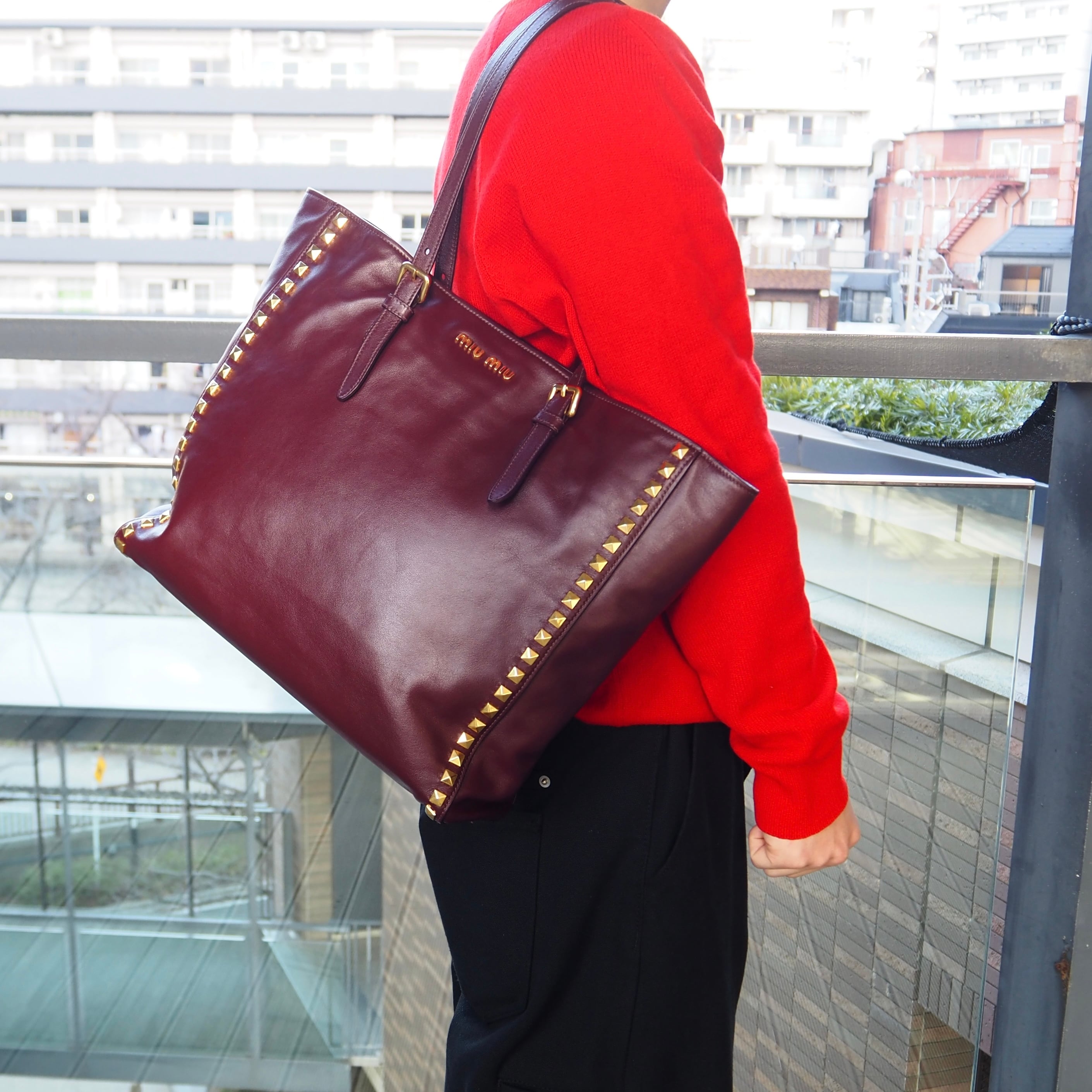 MIUMIU スタッズ レザー トートバッグ ミュウミュウ | 2122TOKYO