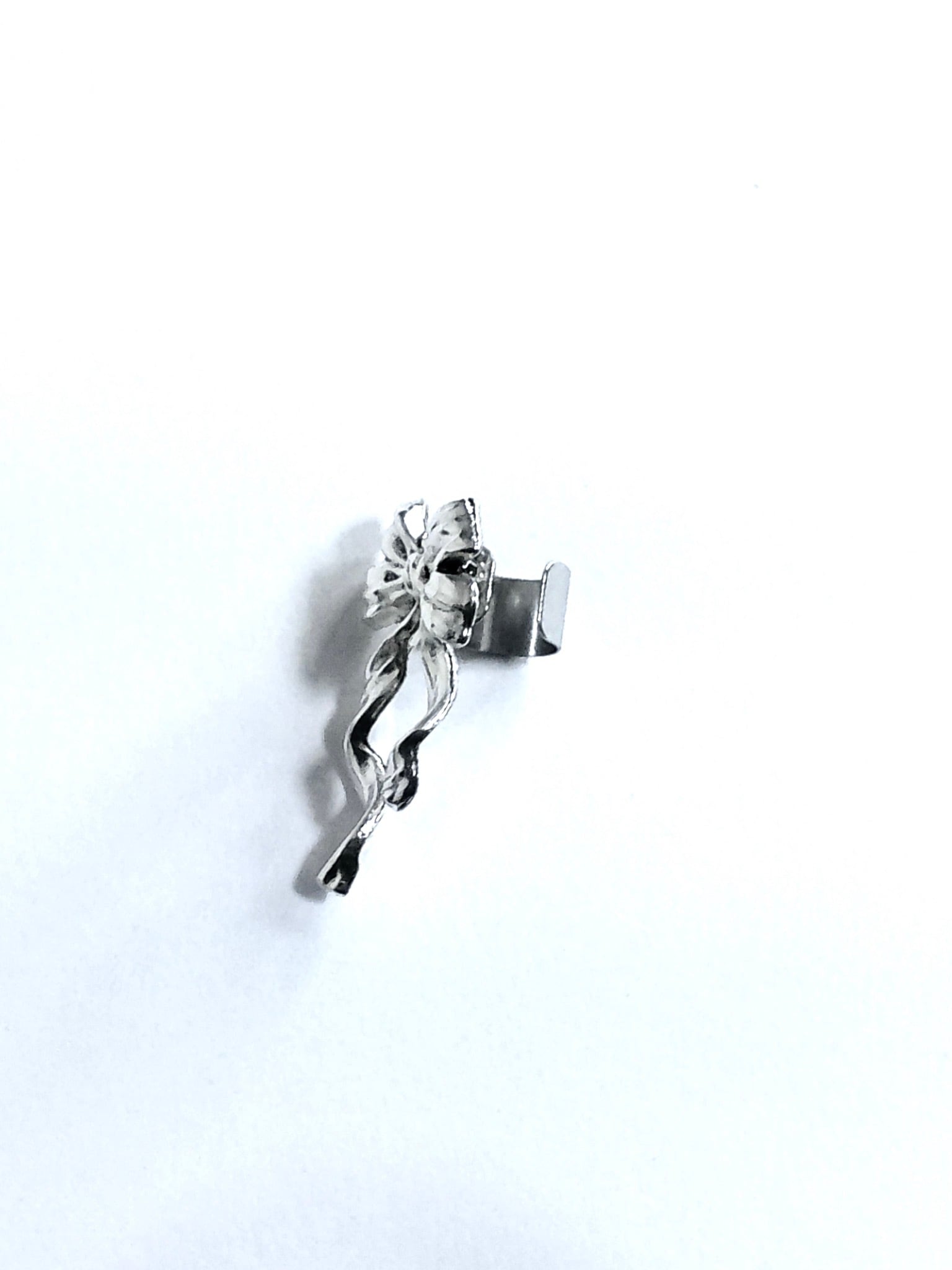 プレゼントリボンのイヤーカフ 】 ゴシック ガーリー シルバー