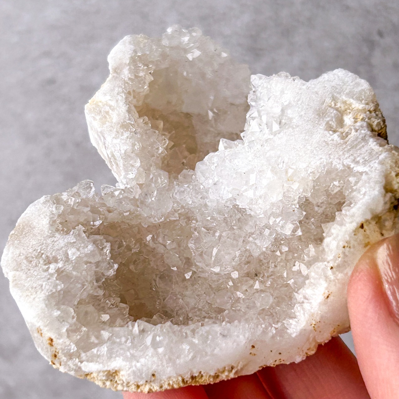 モロッコ産 水晶ジオード(晶洞) クラスター