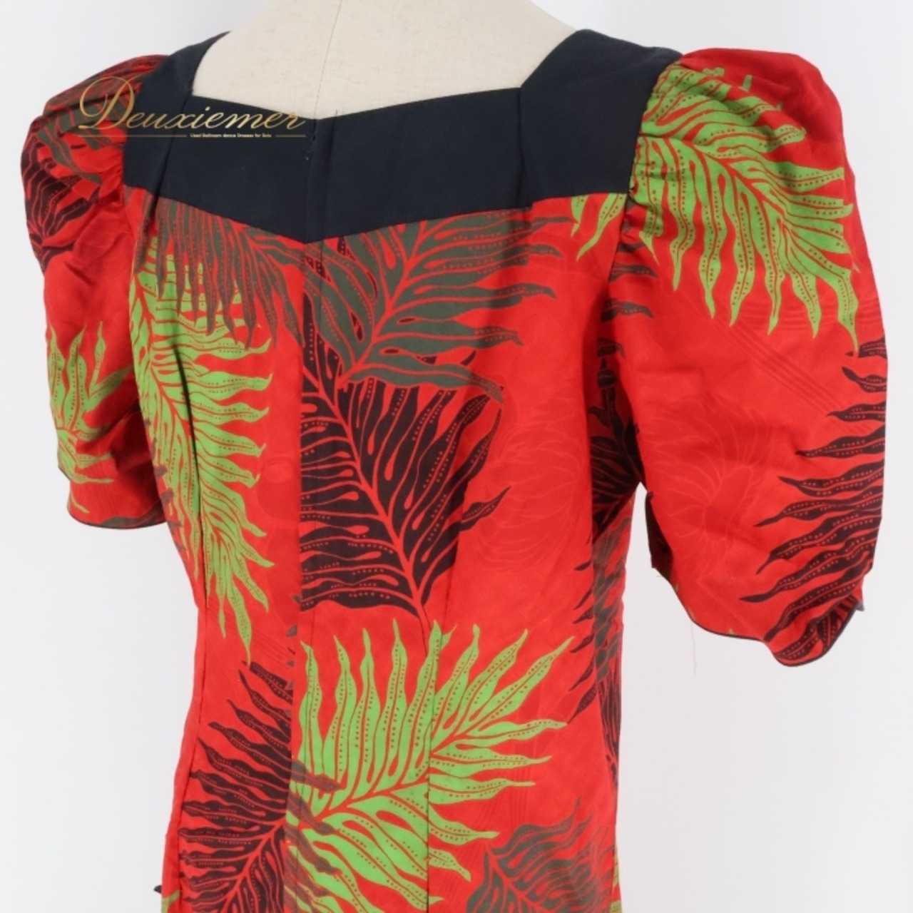 フラダンス 衣装 ワンピース ドレス メネフネプランテーション レッド系 MENEHUNE PLANTETION フリル スリット パフスリーブ かわいい 華やか 鮮やか 明るい 赤 黒 ハワイアン アロハ ハワイアンプリント フラ ダンス レッスン 練習