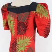 フラダンス 衣装 ワンピース ドレス メネフネプランテーション レッド系 MENEHUNE PLANTETION フリル スリット パフスリーブ かわいい 華やか 鮮やか 明るい 赤 黒 ハワイアン アロハ ハワイアンプリント フラ ダンス レッスン 練習