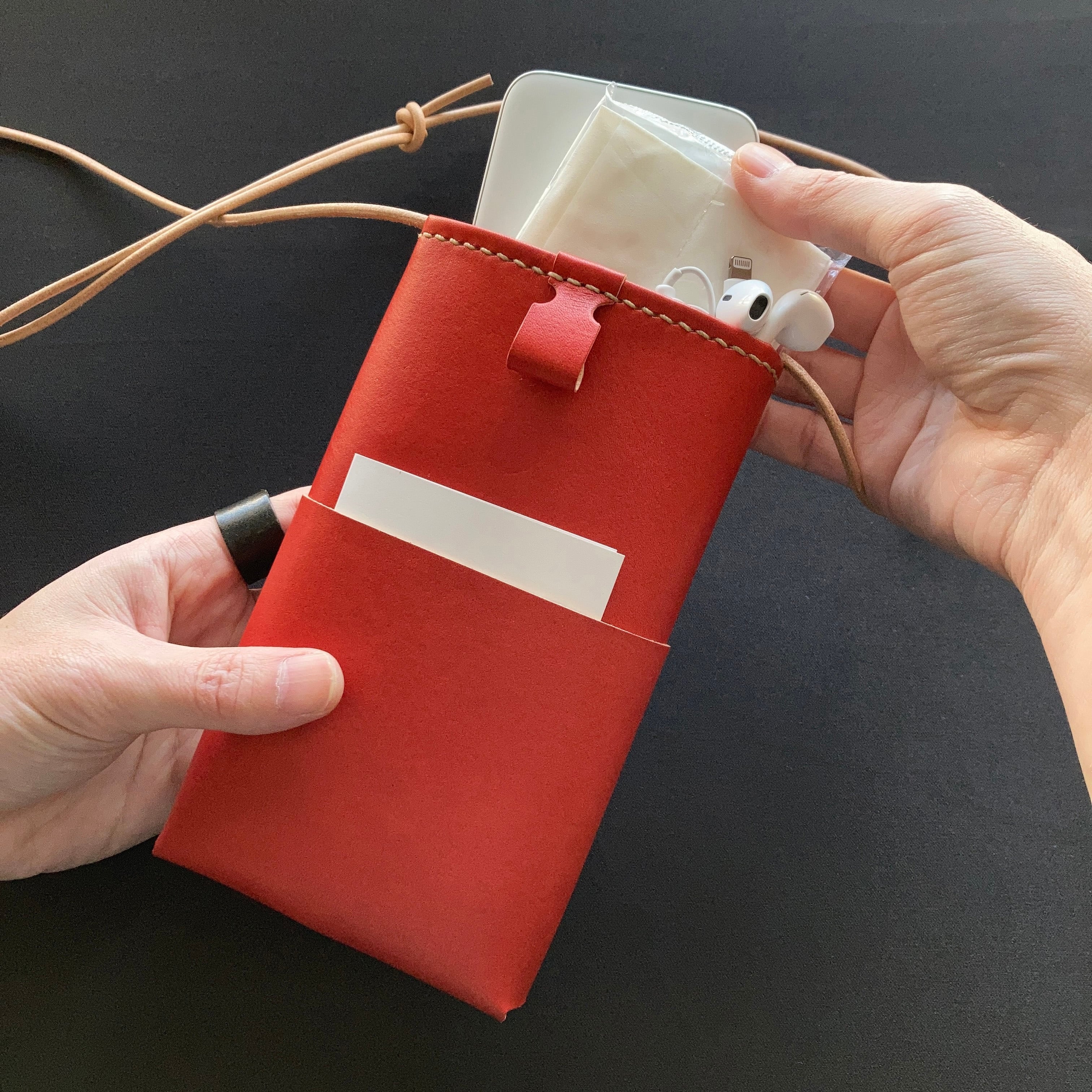 草木染め革丨スマホショルダーバッグ【tottu/とっつ】すおう染め 草木染め革丨スマホショルダーバッグ【tottu/とっつ】すおう染め